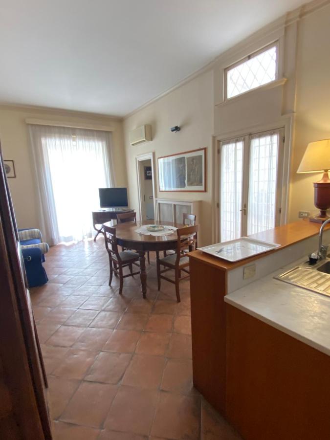נאפולי Royal Apartment In San Domenico Maggiore מראה חיצוני תמונה